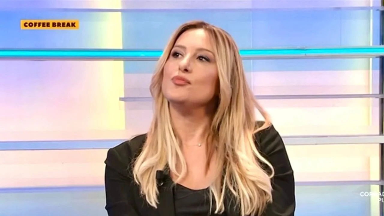 Virginia Saba vestida de negro en un set de televisión.