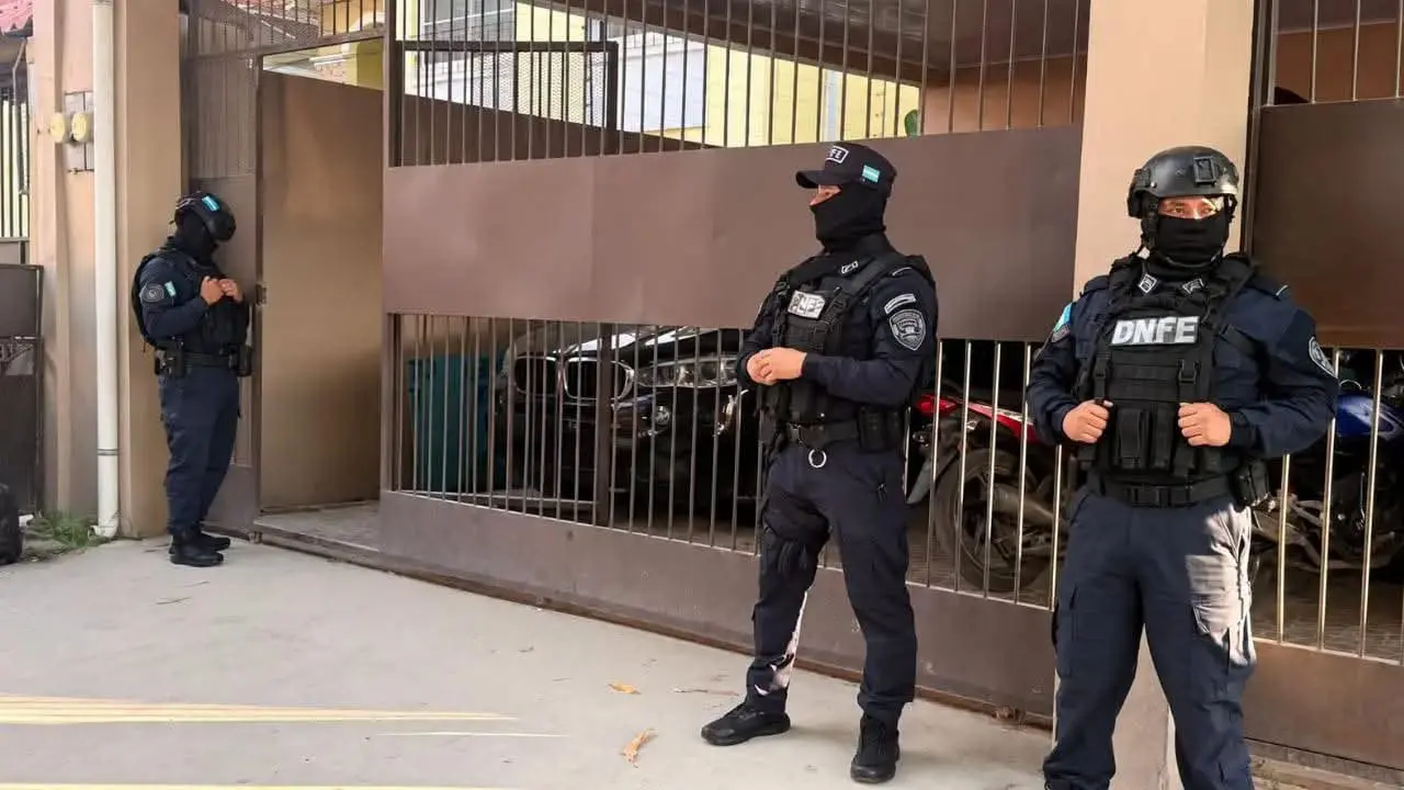 POLICIAS FUERA DE CASA