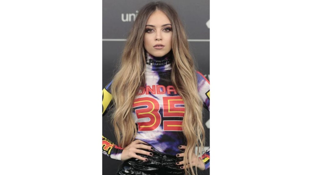 Cantante con estilo rockero.