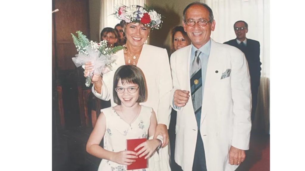 Boda de modelo argentina en compañía de su esposo y su hija.
