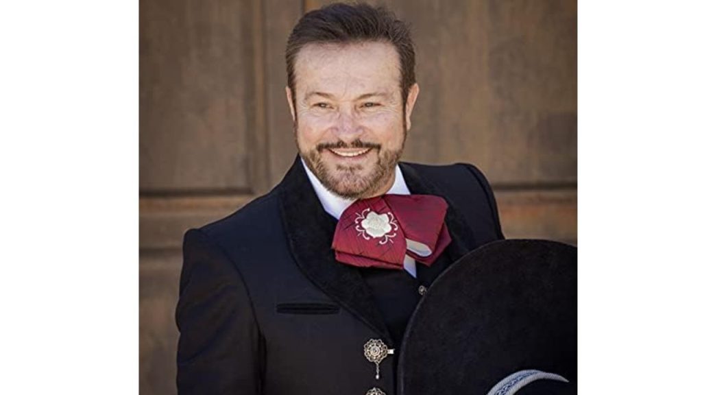 Arturo con traje de cantante.