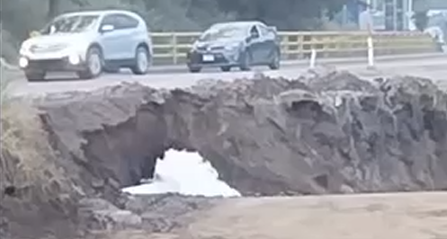 fuga agua carretera