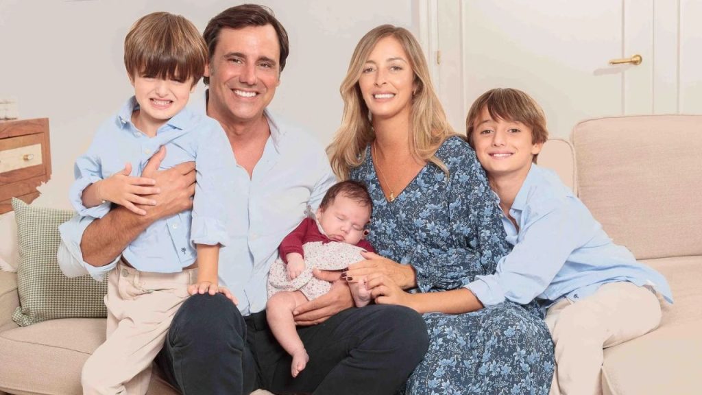 Pareja actual de Periodista junto a sus tres hijos.