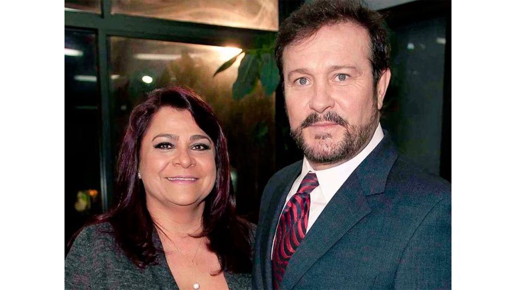 Gabriela a la par de su esposo, el actor mexicano.