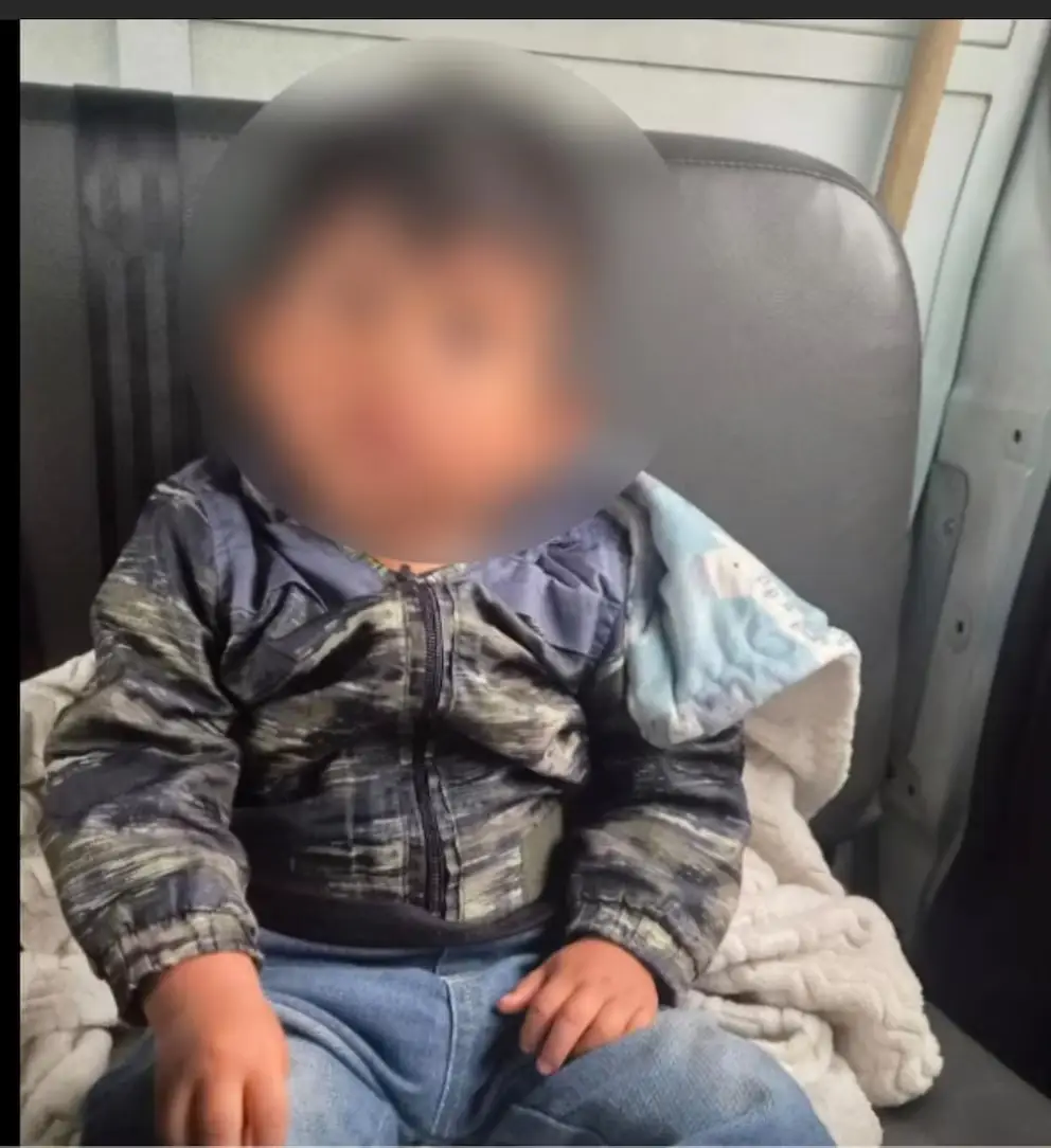 Bebé que fue abandonado por mujer frente a una casa en Colombia