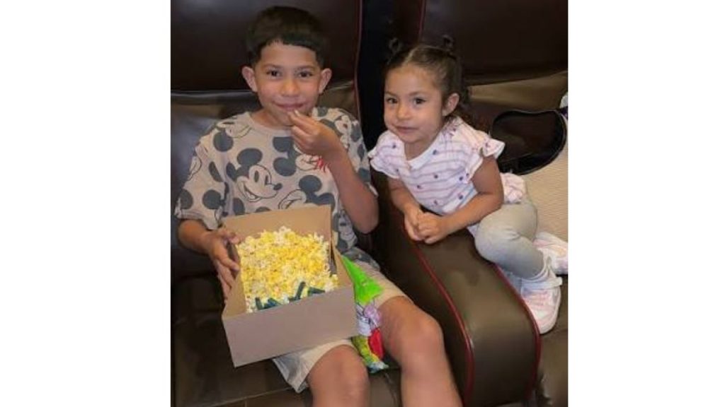 Nathan con su hermana disfrutan unas palomitas.