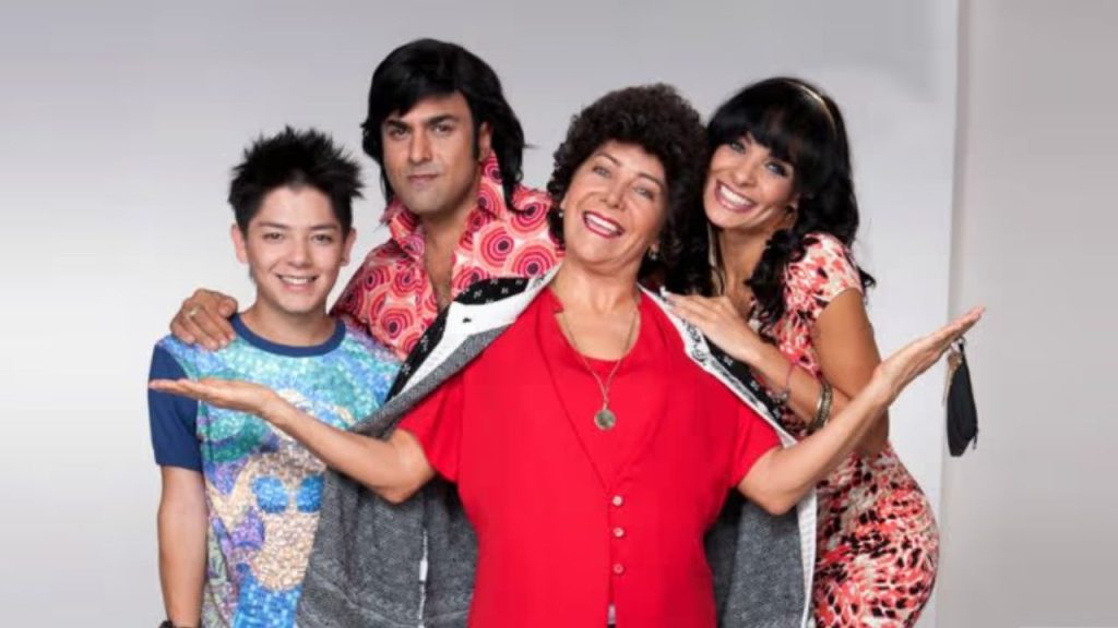 Doña Lucha con una sonrisa junto a sus dos hijos varones.