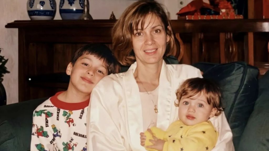 Fotografía de cuando Mariana estaba pequeña junto a su madre y su hermano.