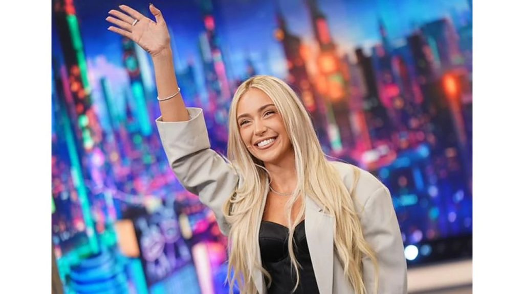 Cantante española con una sonrisa.