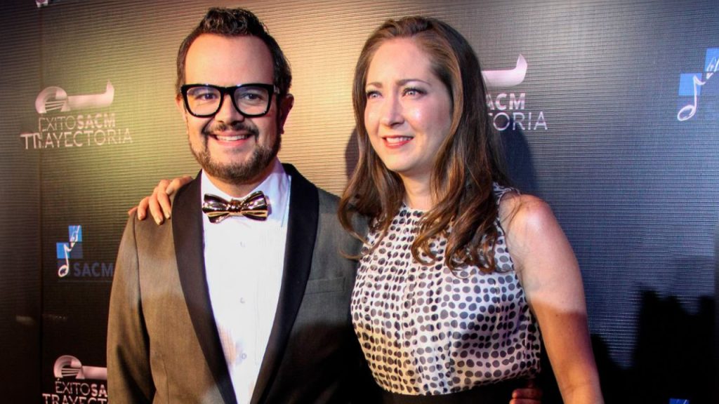 Cantante con su esposa abrazados.