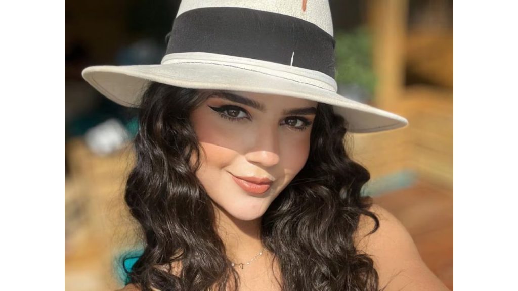 Modelo y presentadora con su cabello extendido color oscuro.
