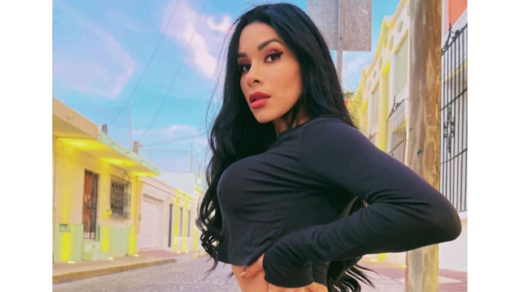 Yuliett pose para una fotografía.
