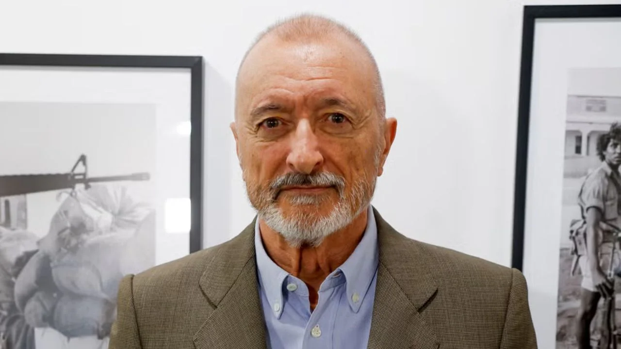 Arturo Pérez-Reverte vestido con saco y camisa de botones.