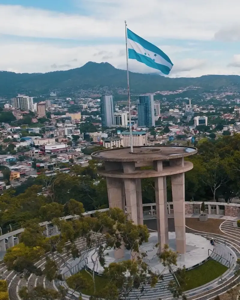La bandera azul turquesa ondeó durante el gobierno de Xiomara Castro