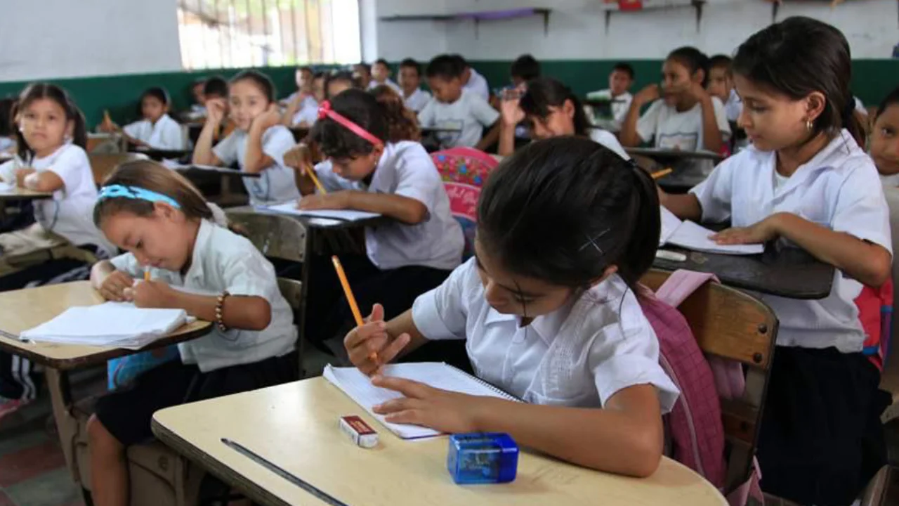 Fotos de estudiantes en aula de clases.