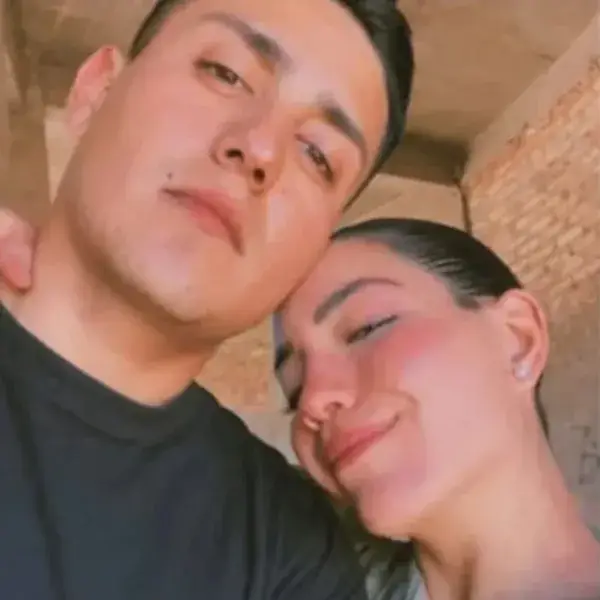 Carlos Riveros junto a su novia Camila