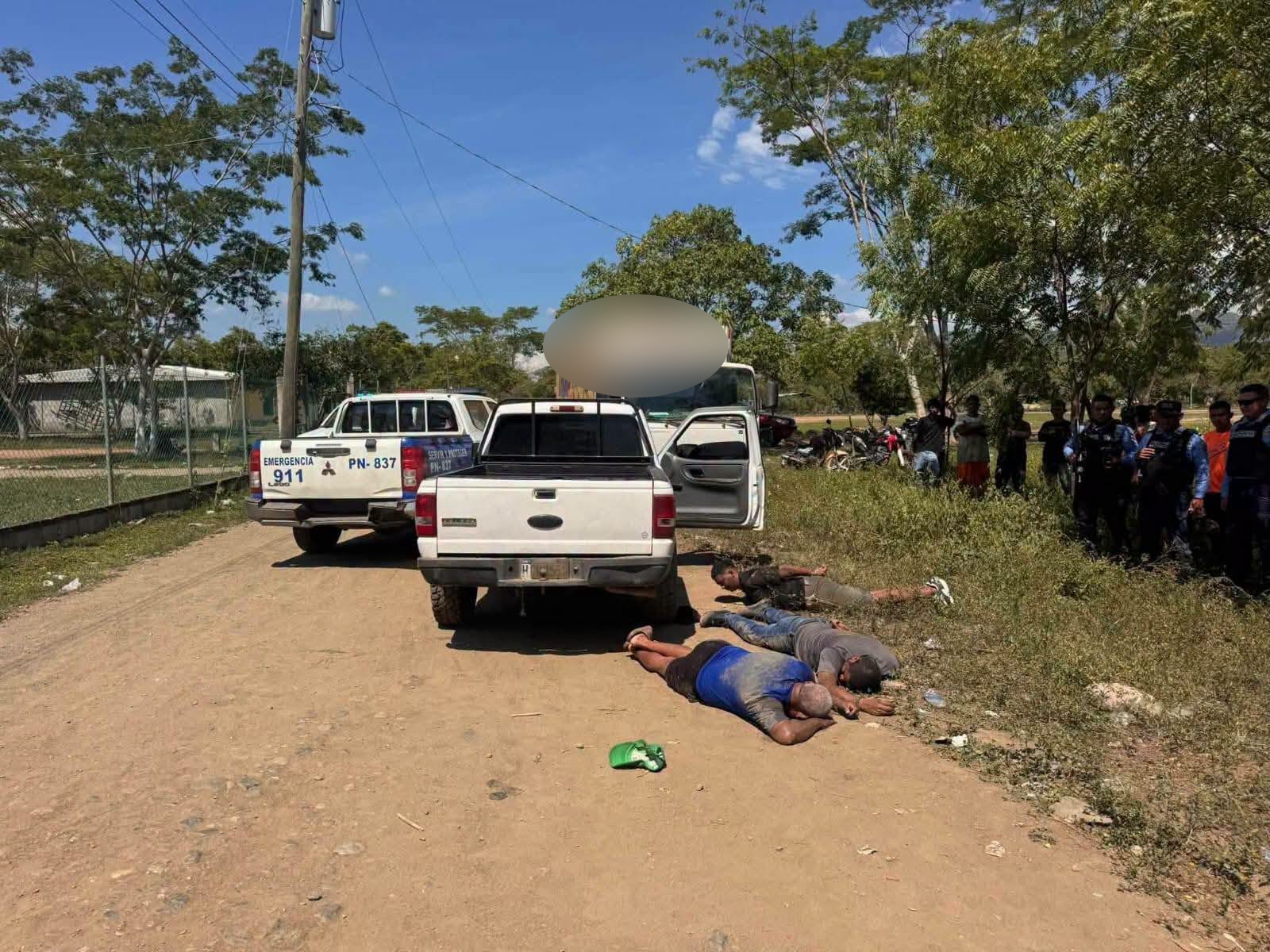 momento de la detención del padre, hijo y cómplice por robo a camión