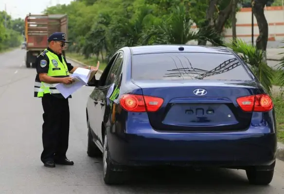 persona carros policia