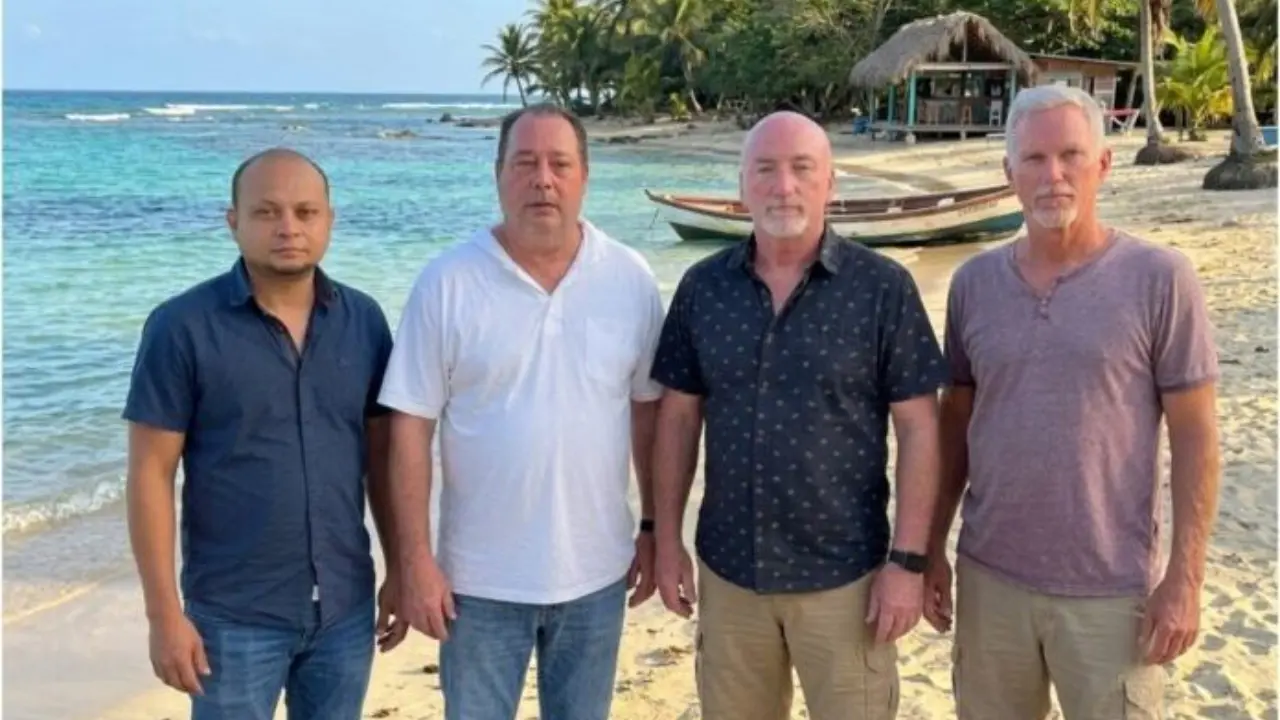 hombres en la playa