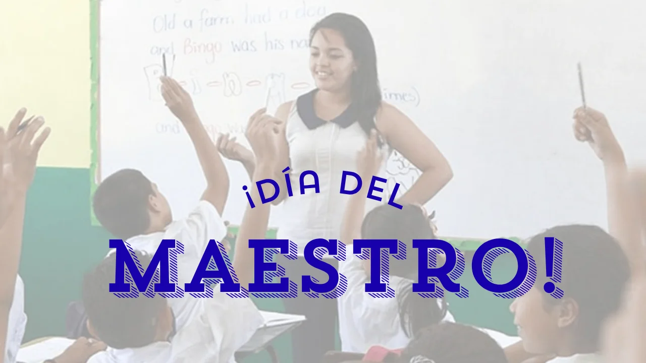 Foto de maestro dando clases a sus alumnos