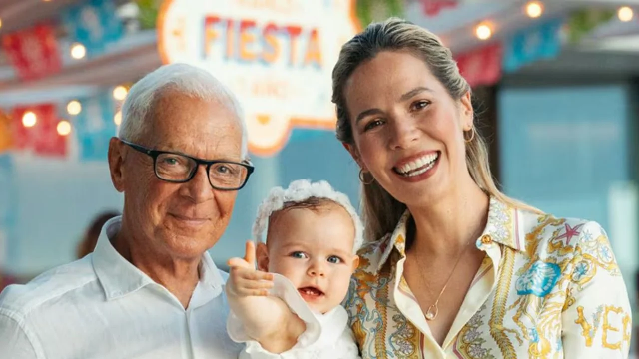 Eduardo y Elina Costantini, junto a su hija.