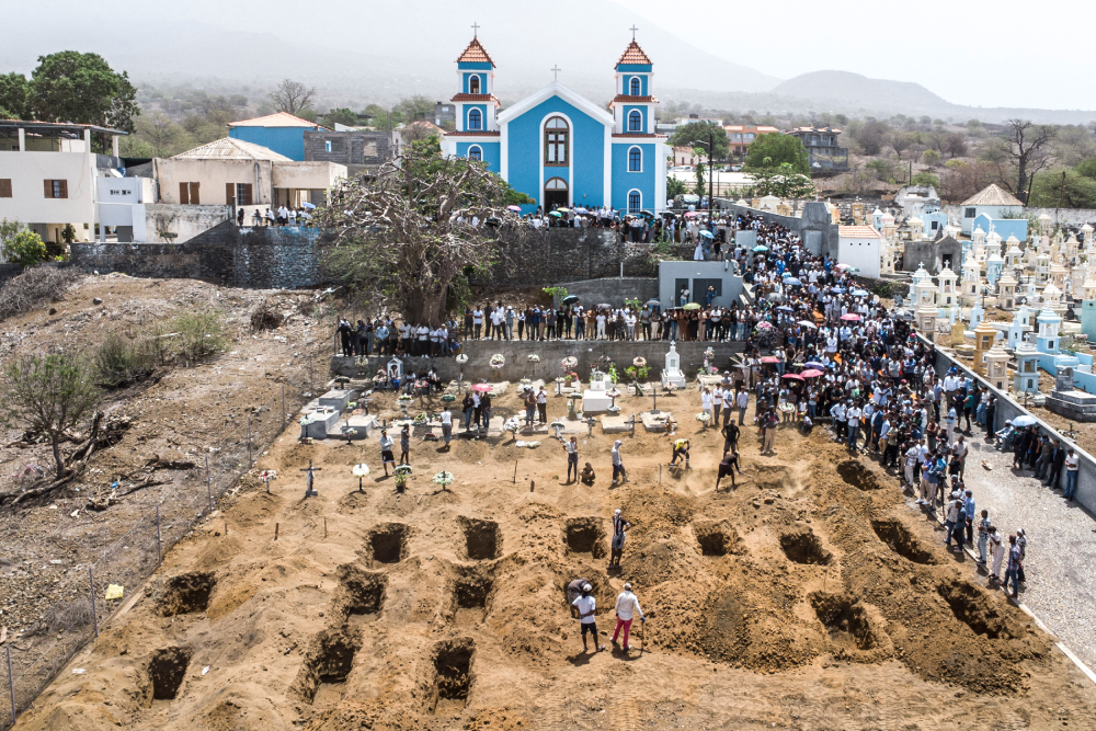 Entierro alumnos víctimas accidente Cabo Verde