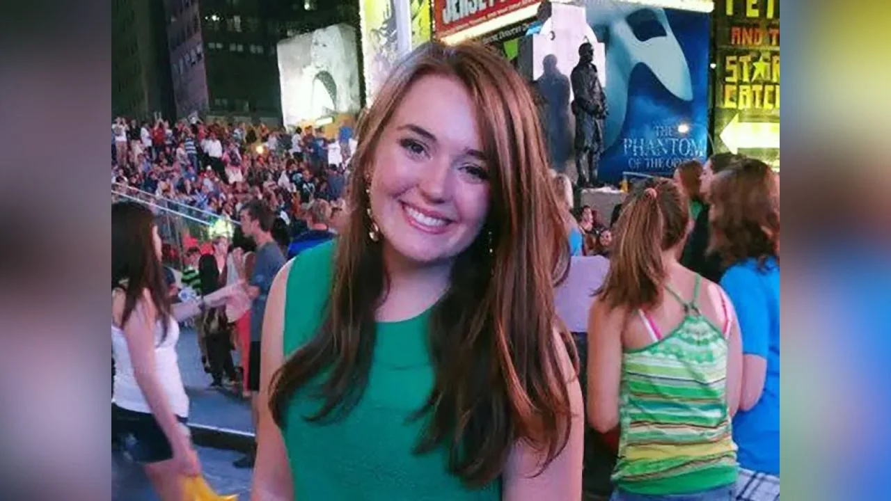 Erin Piacenti en vida vestida con una blusa verde.