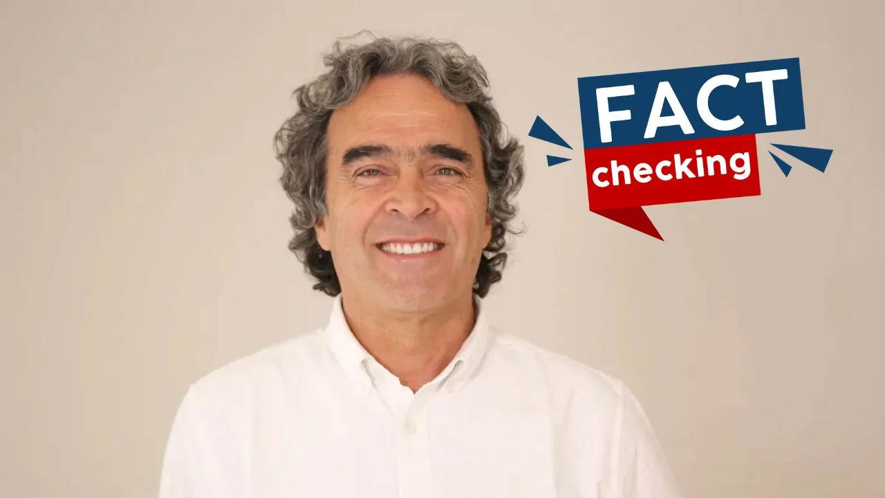 Sergio Fajardo con una camisa blanca de botones y el logo de fact checking de tunota.com