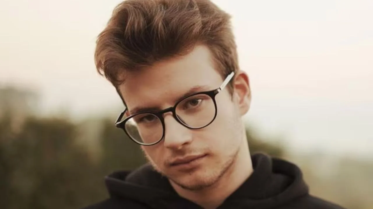 Fotografía de Axozer con un hoodie negro.