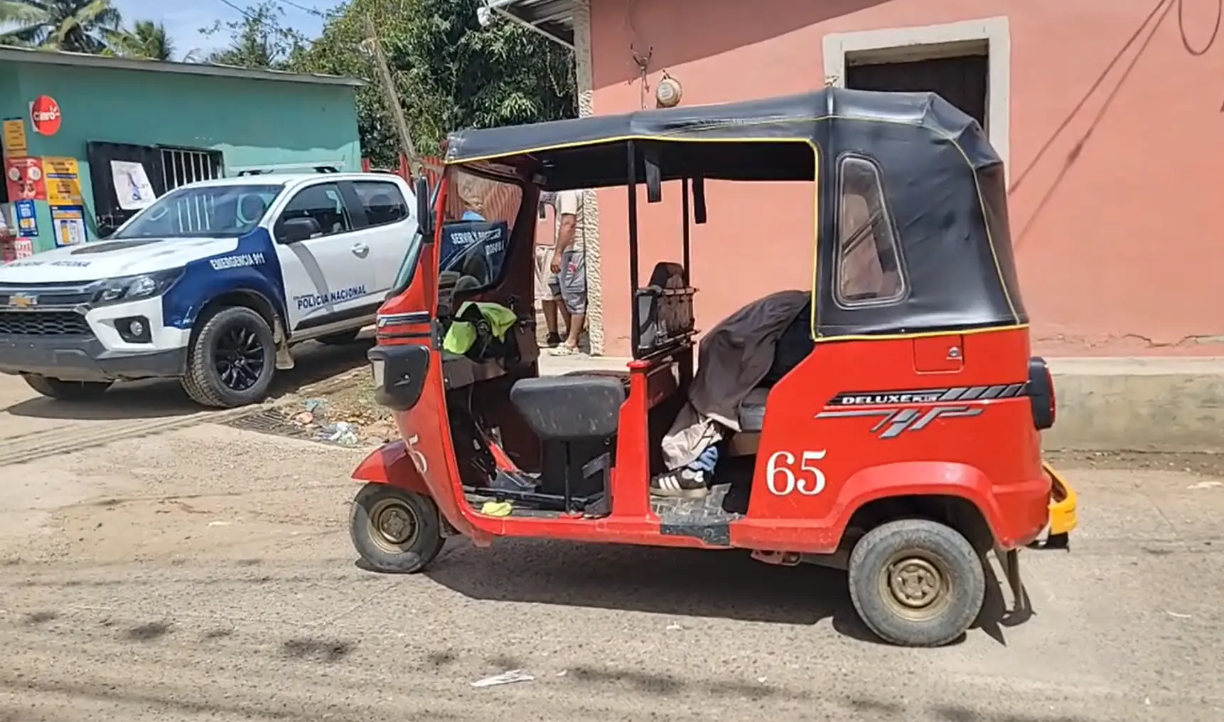 Escena del crimen dentro de mototaxi en Guaimaca