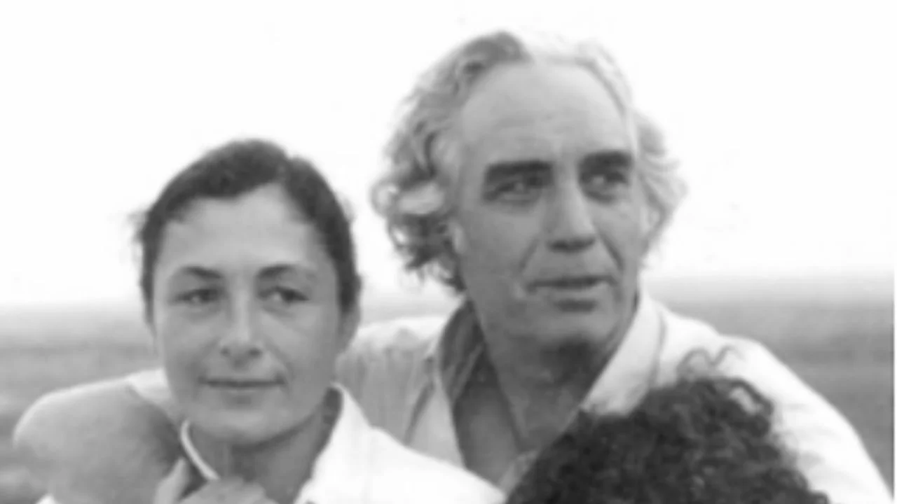 Fotografía en blanco y negro de Carlos Alonso y su esposa Teresa Echeverría.