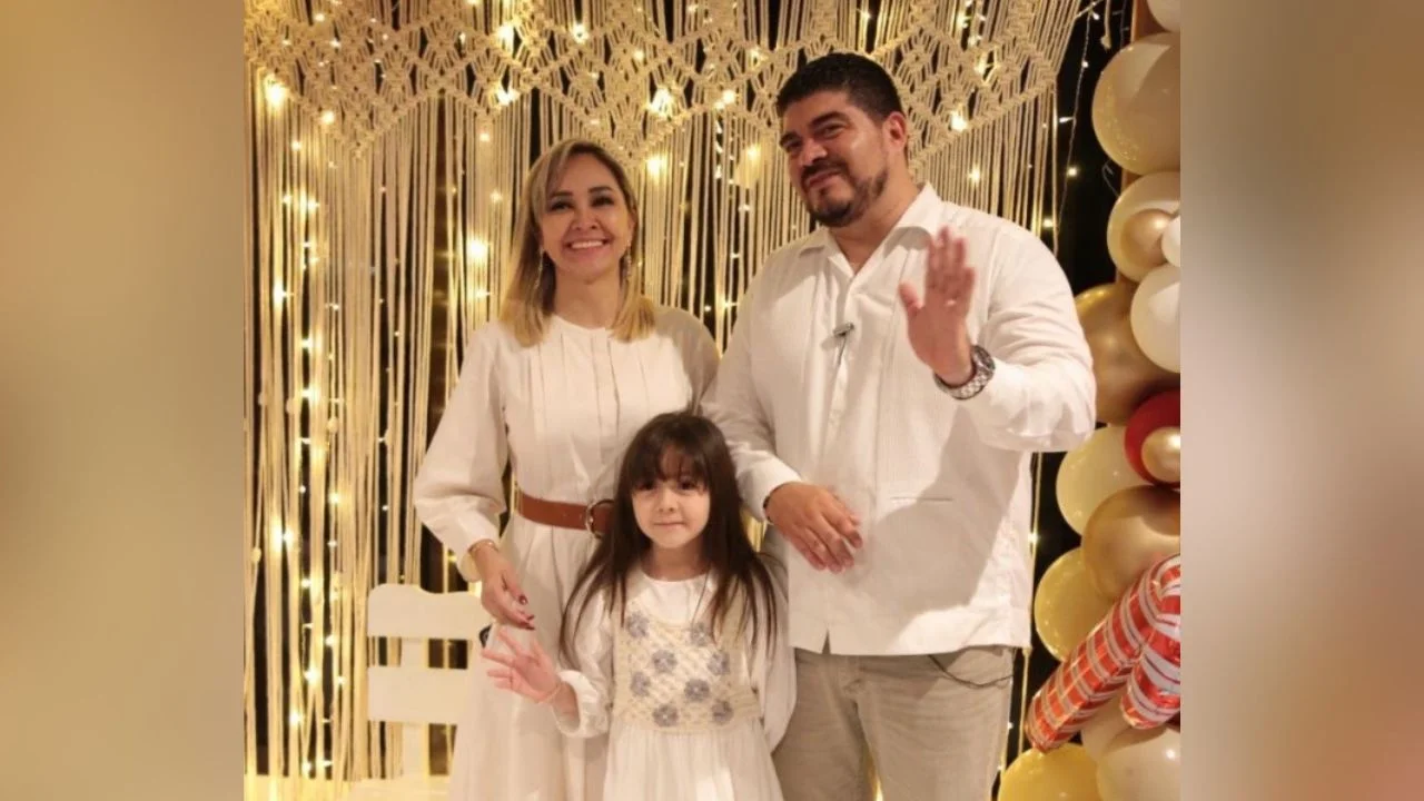 Zenyazen Escobar García junto a su esposa e hijas.