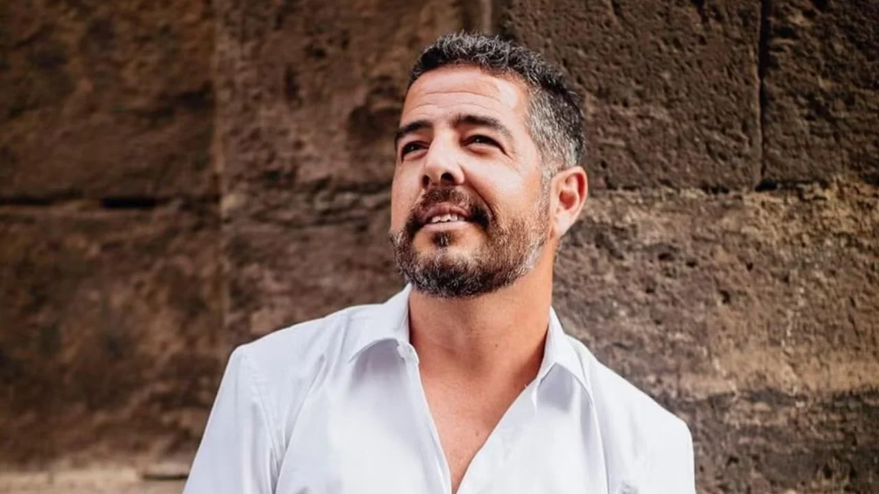 Fotografía de Sergio Alzola en vida con una camisa blanca de botones.