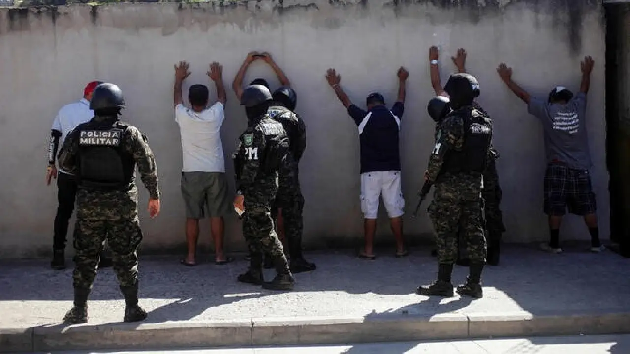 Registro de policías militares a ciudadanos durante operativos