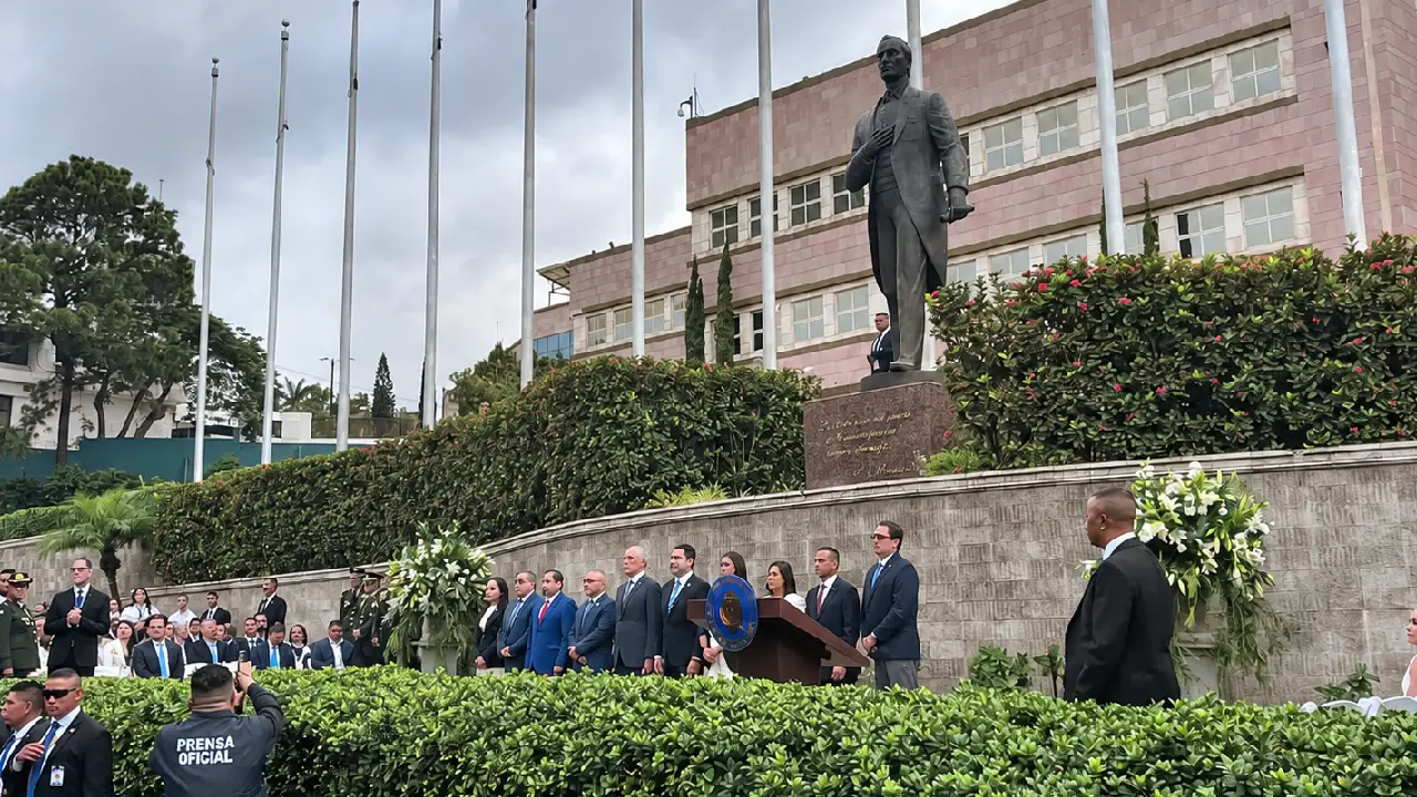 Inauguración de desfiles patrios