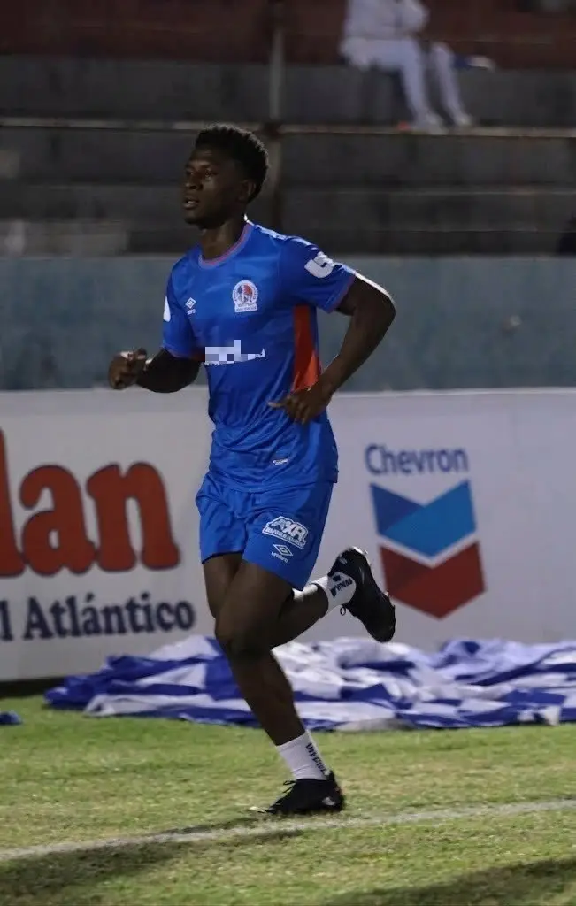 Kenny Bredenskie Martínez Webster, futbolista al que matan en Islas de la Bahía
