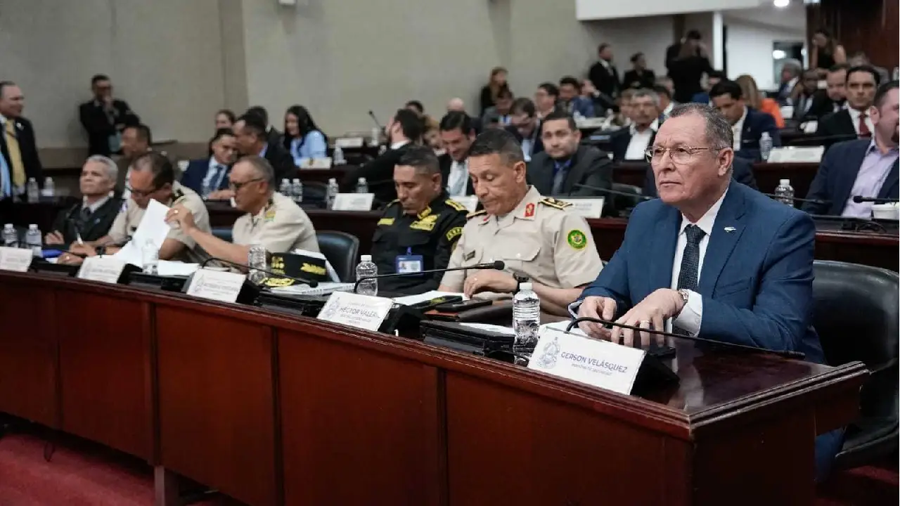 Autoridades de Seguridad y Defensa en una sesión del Congreso Nacional para pedir medidas contra estructuras criminales