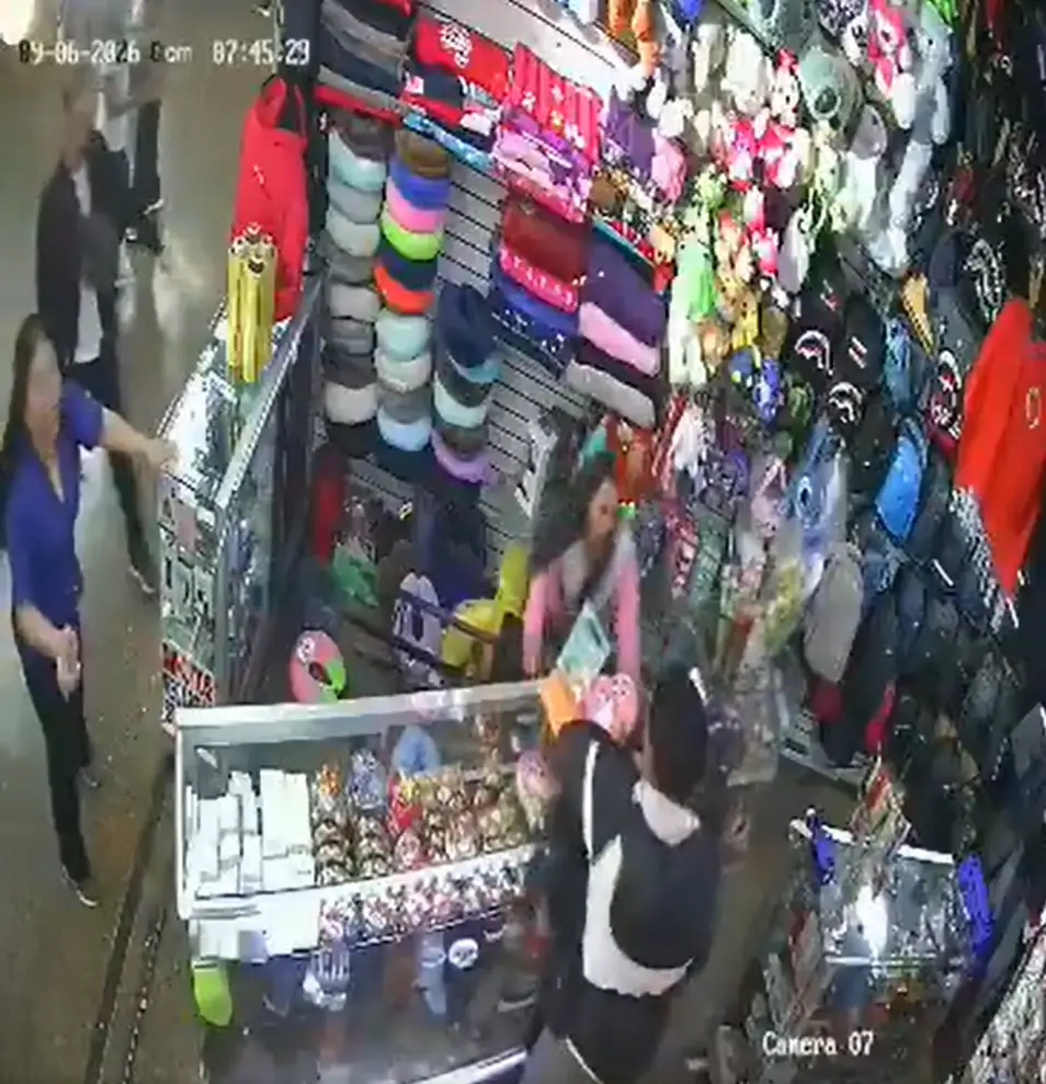 Momento en que hombre apuñala a su expareja en el trabajo