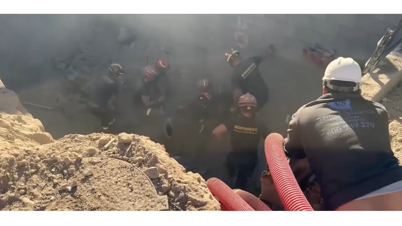 Bomberos de la Comunidad de Madrid en el lugar del accidente.