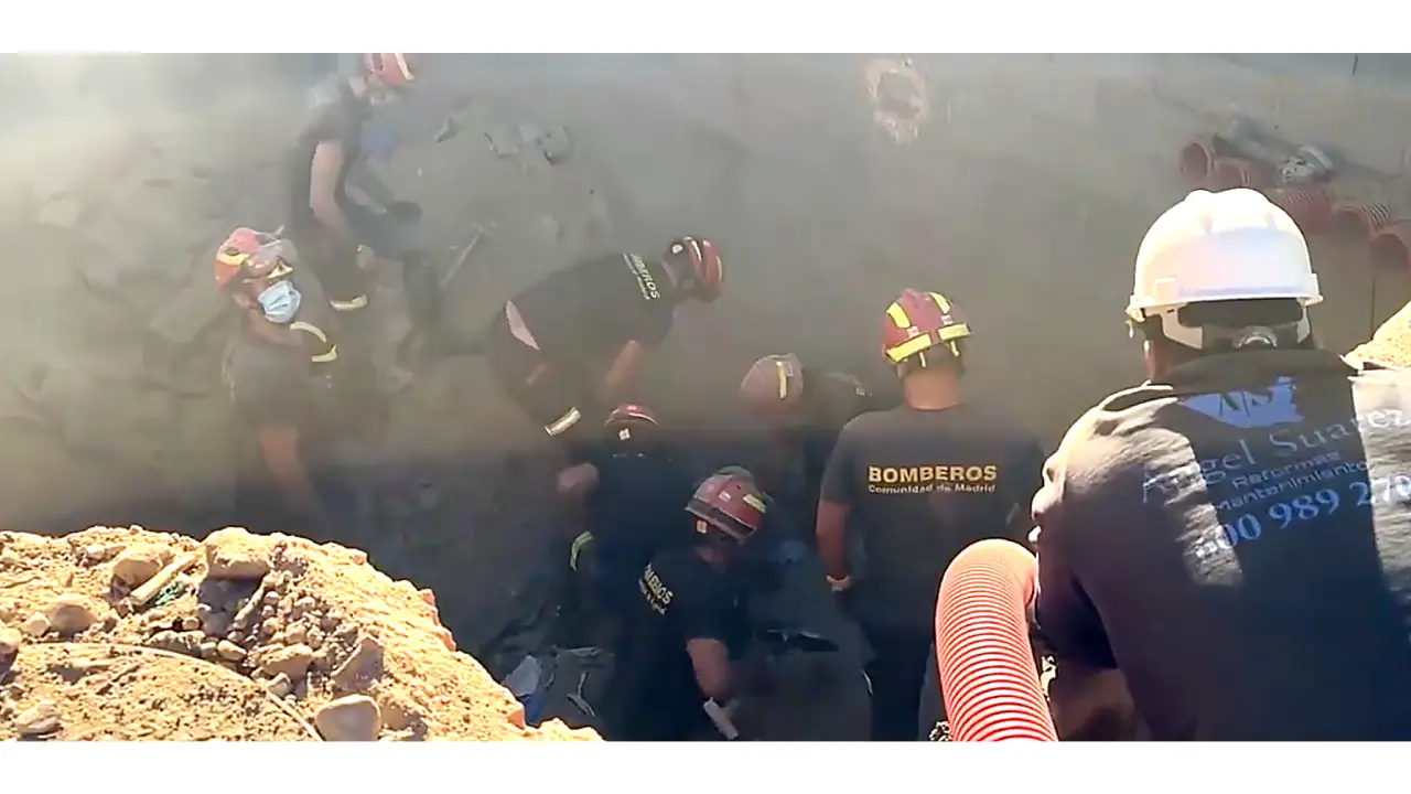 Bomberos de la Comunidad de Madrid en el lugar del accidente.