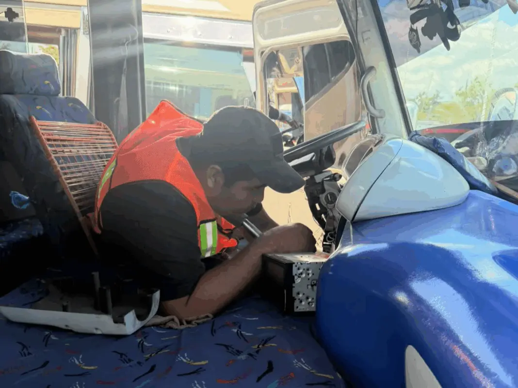 SEÑOR INSTALANDO ALGO EN BUS