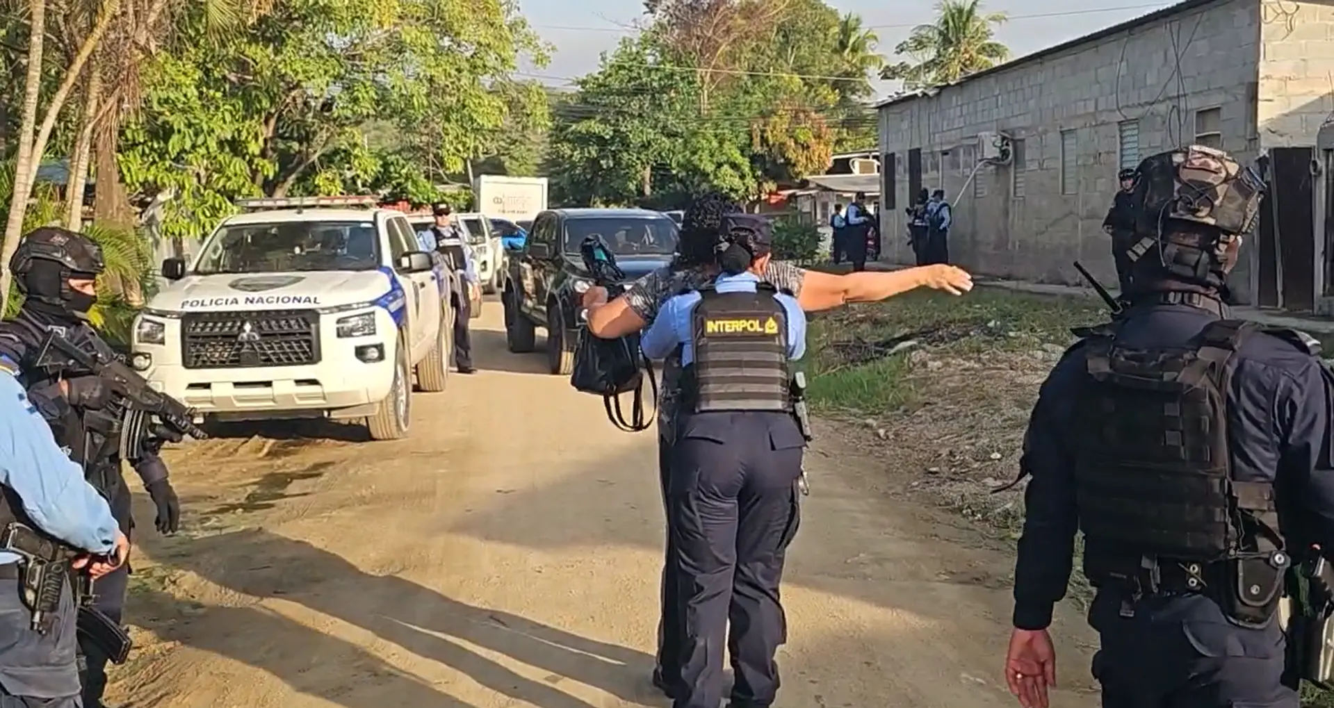 policía registrando