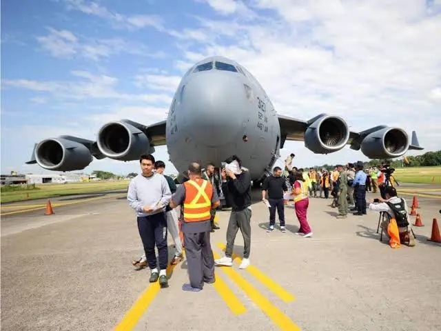 personas bajando de avión