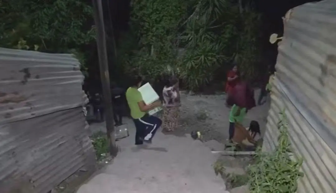 PERSONAS CARGANDO MENAJE