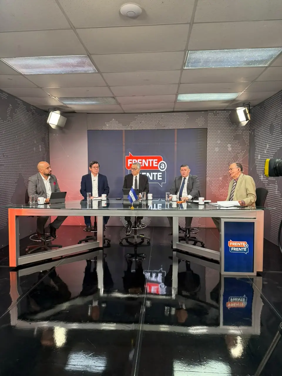 INVITADOS DE FRENTE A FRENTE