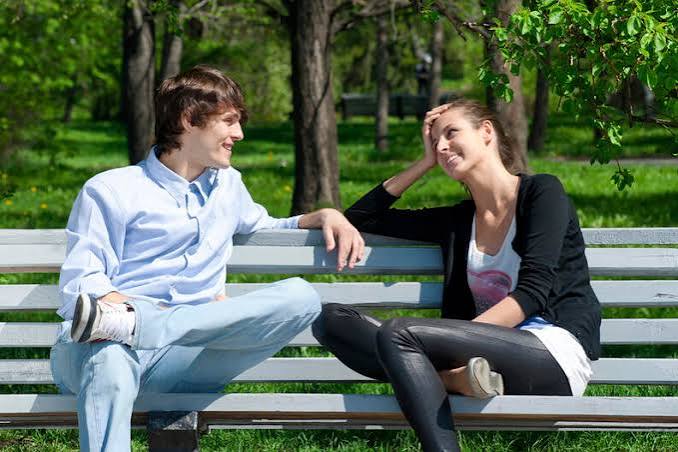 personas conversando