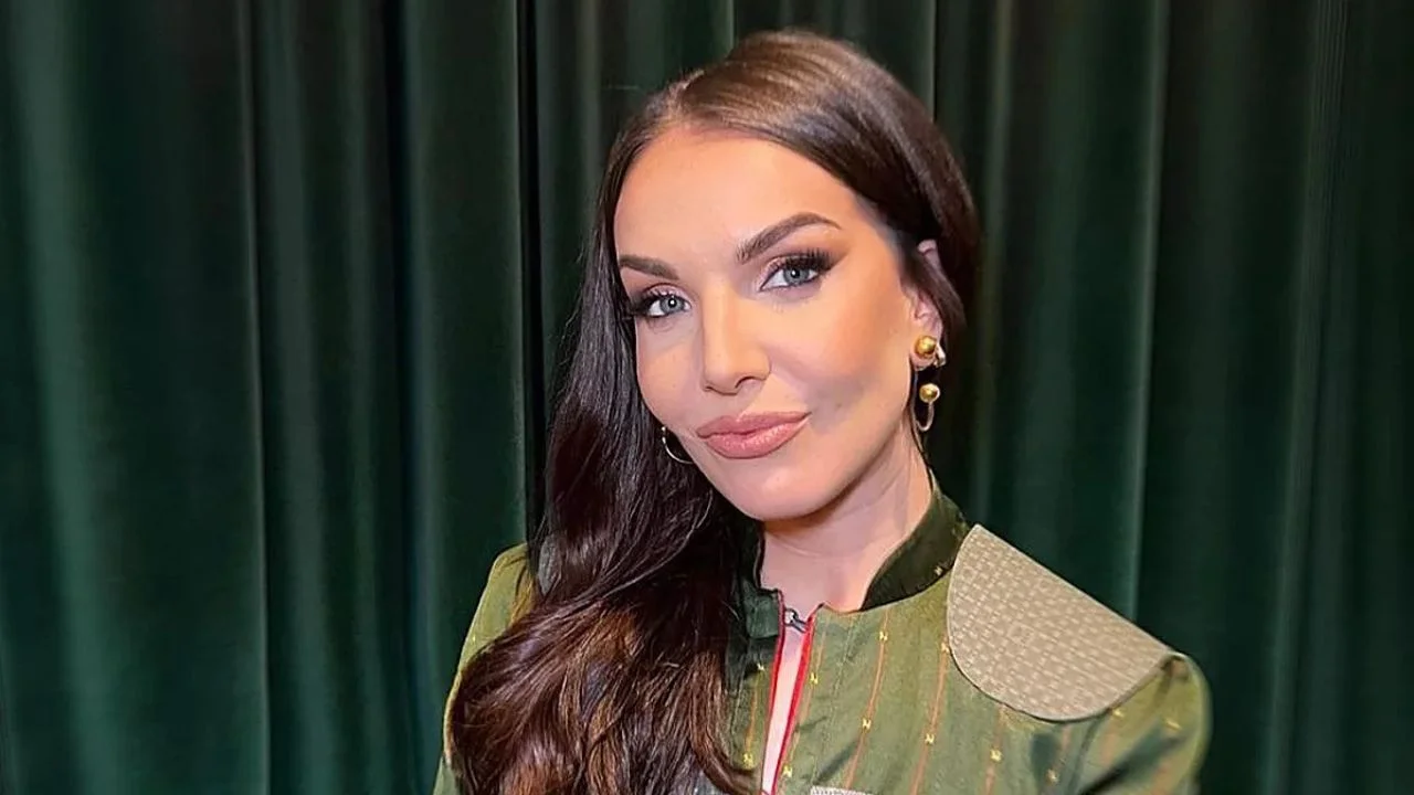 Inés Hernand vestida con un conjunto verde.