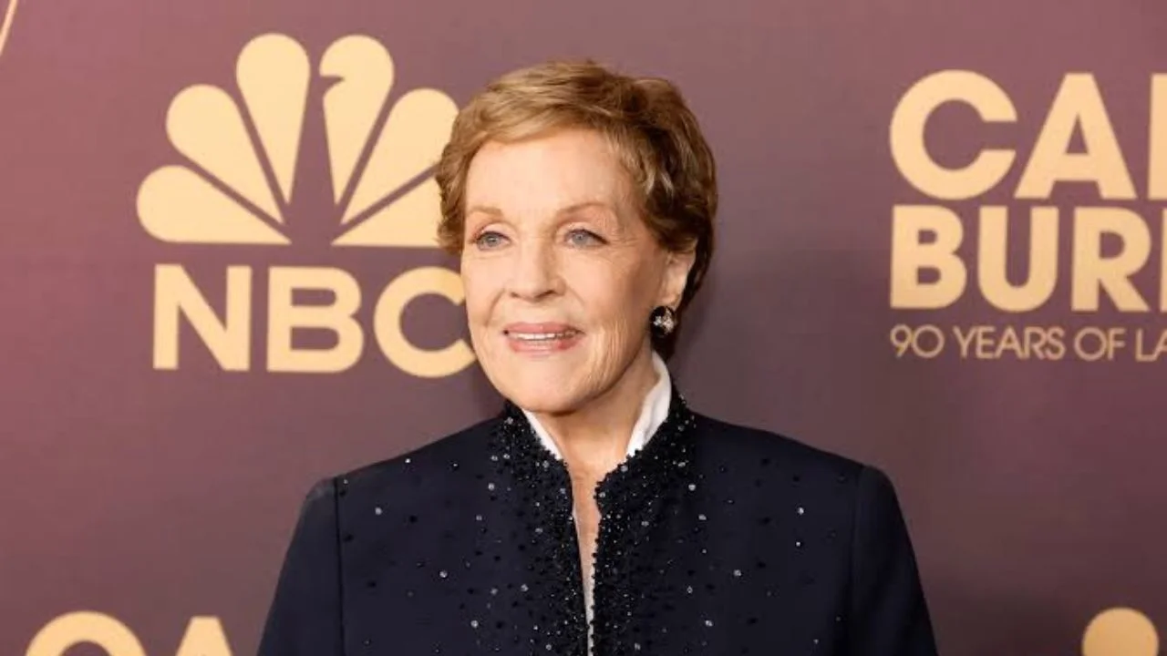 Fotografía de archivo de Julie Andrews vestida de negro.