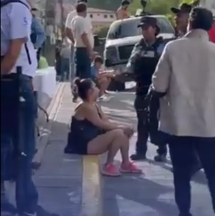 Mujer detenida en desfiles