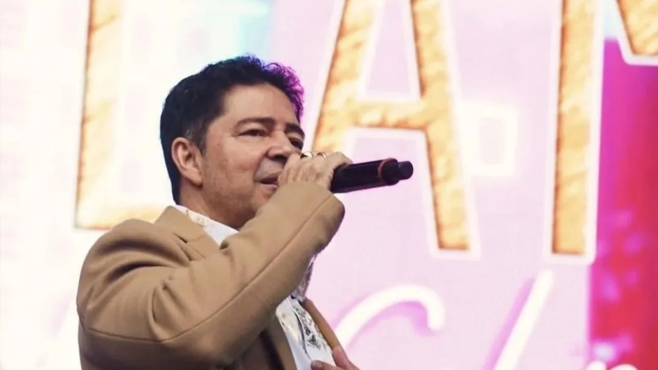 Luis Lambis cantante en un escenario.